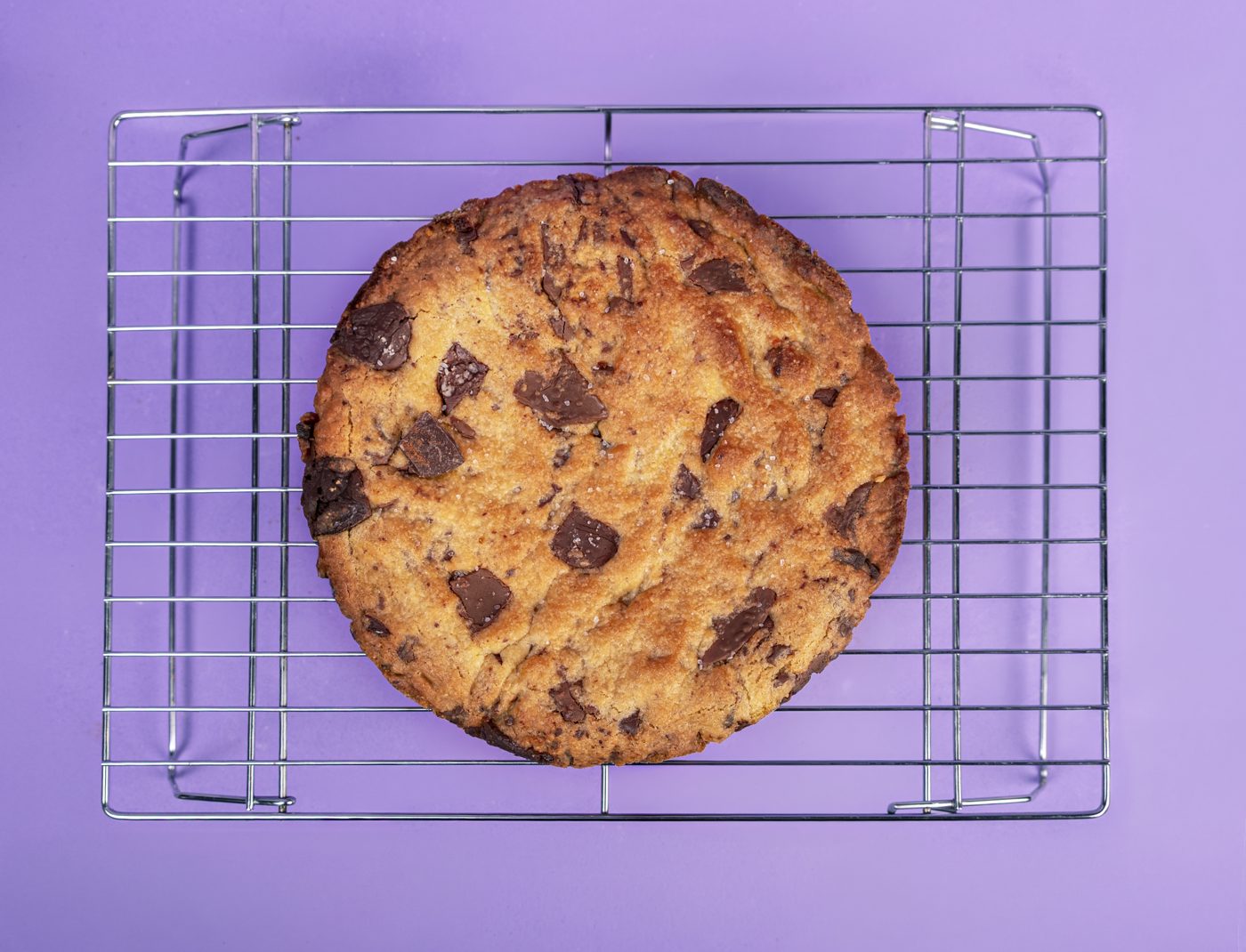 Cookie Cake de Chips de Chocolate sobre rejilla