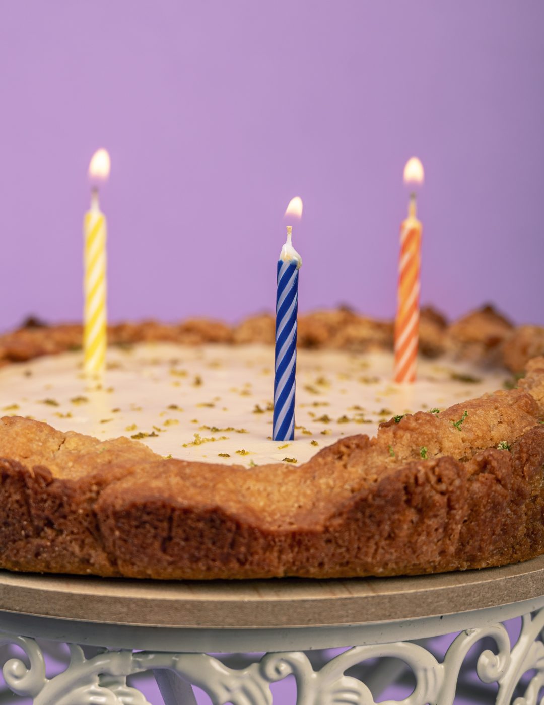 Cookie Cake de Pie de Limón con velas encendidas