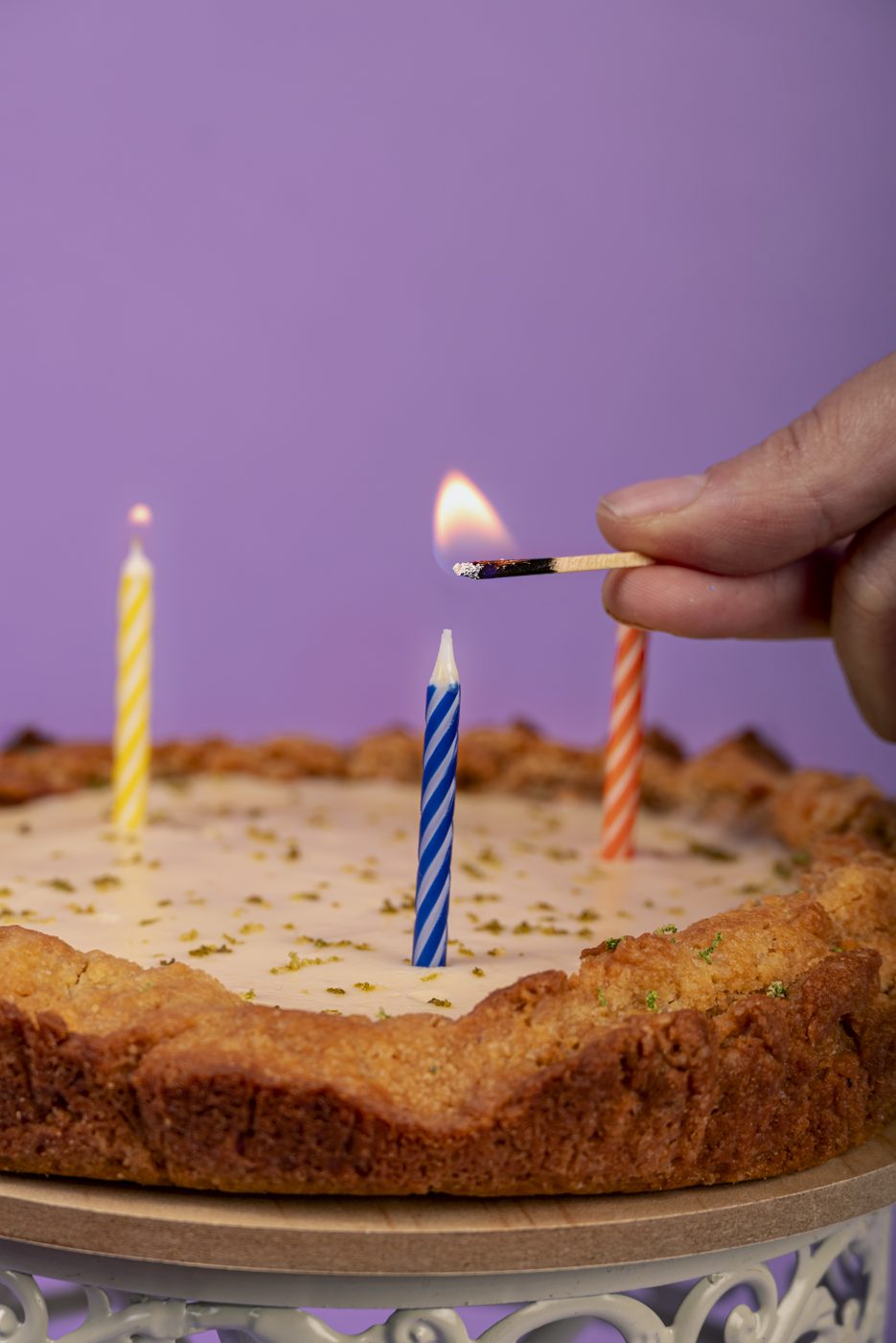 Prendiendo las velas del Cookie Cake de Pie de Limón