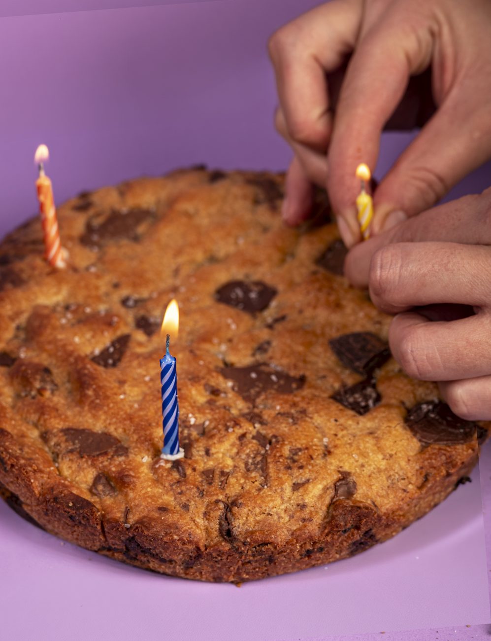Encendiendo velas sobre un Cookie Cake de Mordos