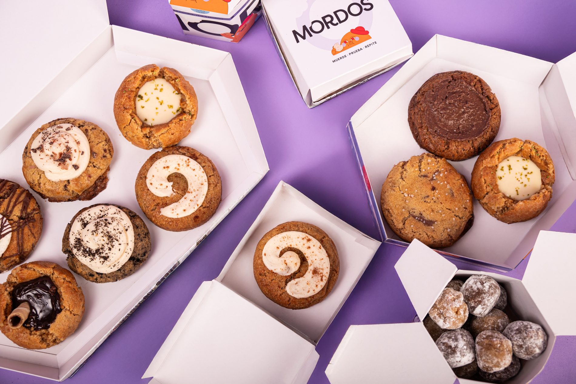 Cajas de Mordos con galletas recién horneadas