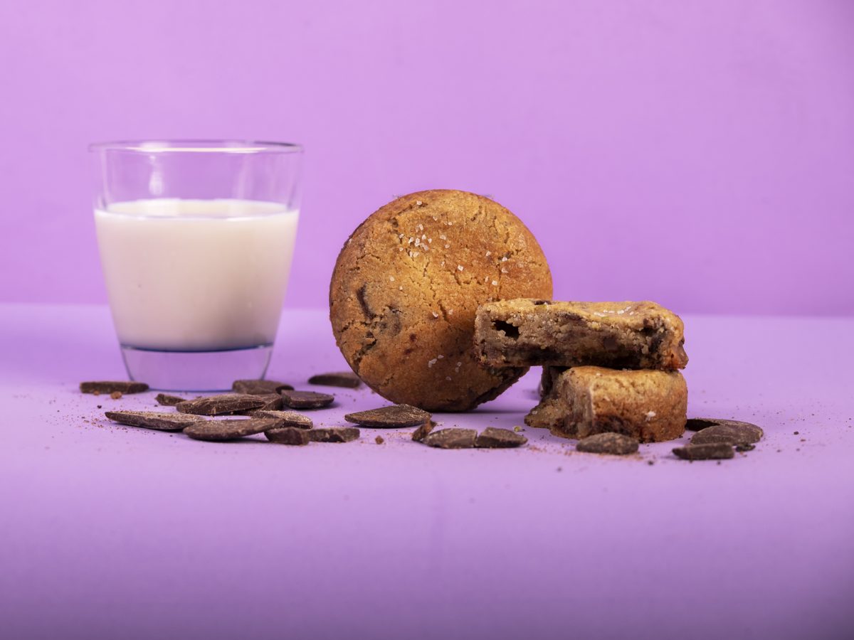 Galleta de Mordos junto a un vaso de leche